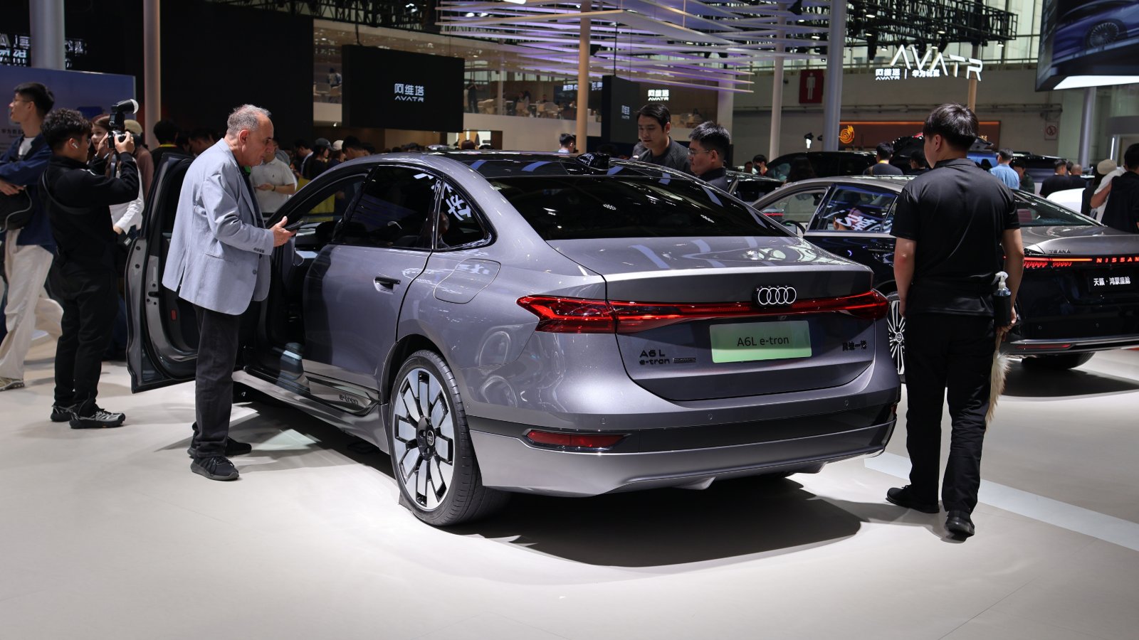 Sedã Audi de quatro argolas visto de três quartos traseiros em salão