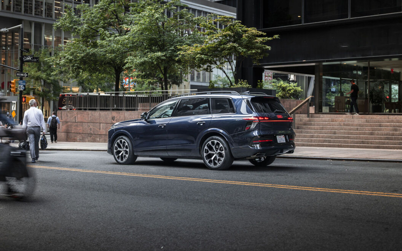 Audi Q9 azul visto de três quartos traseiros em Nova York