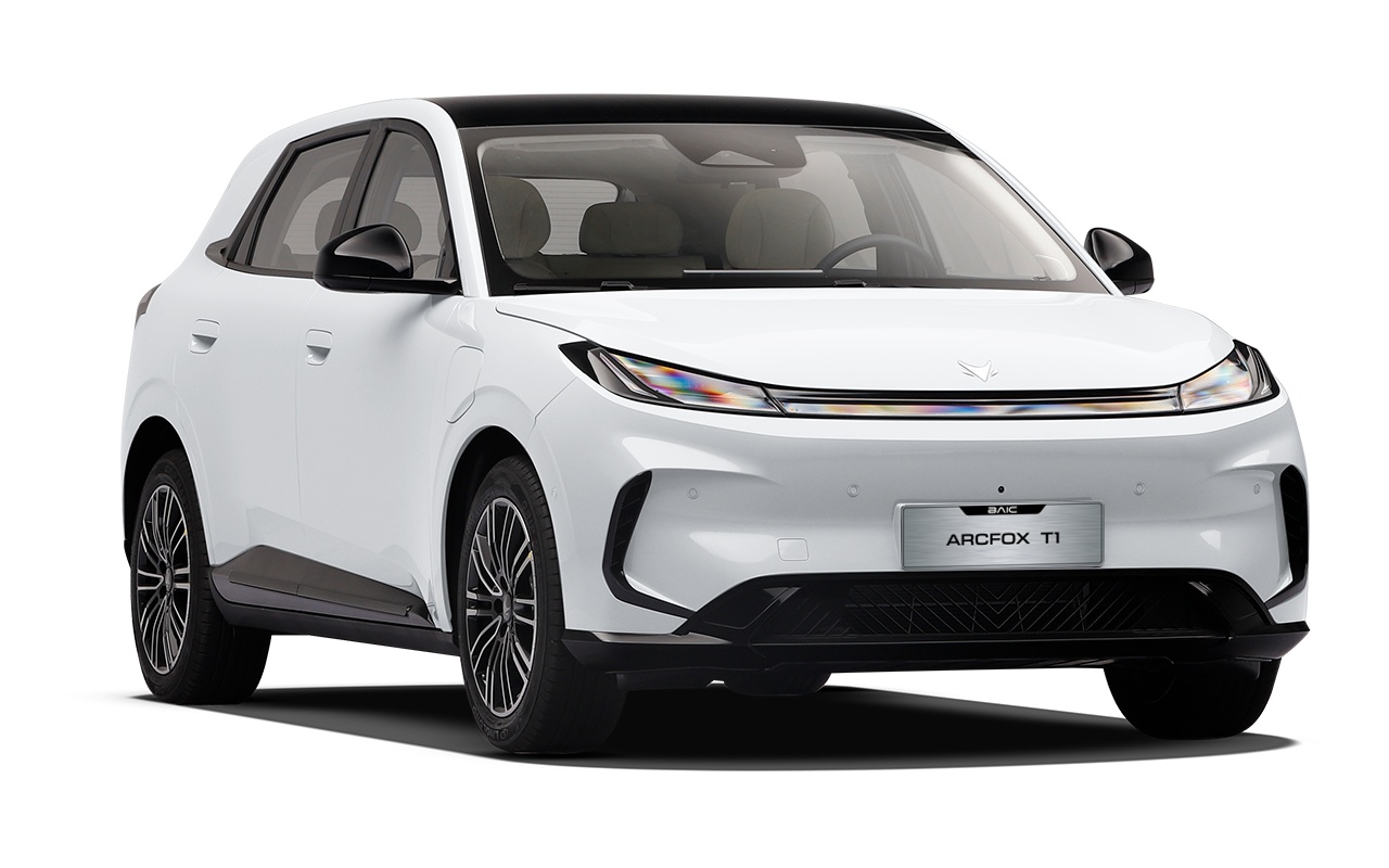 BAIC Arcfox T1 com carroceria branca e rodas de liga leve