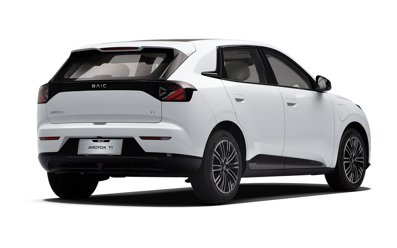 BAIC Arcfox T1 visto em três quartos de traseira