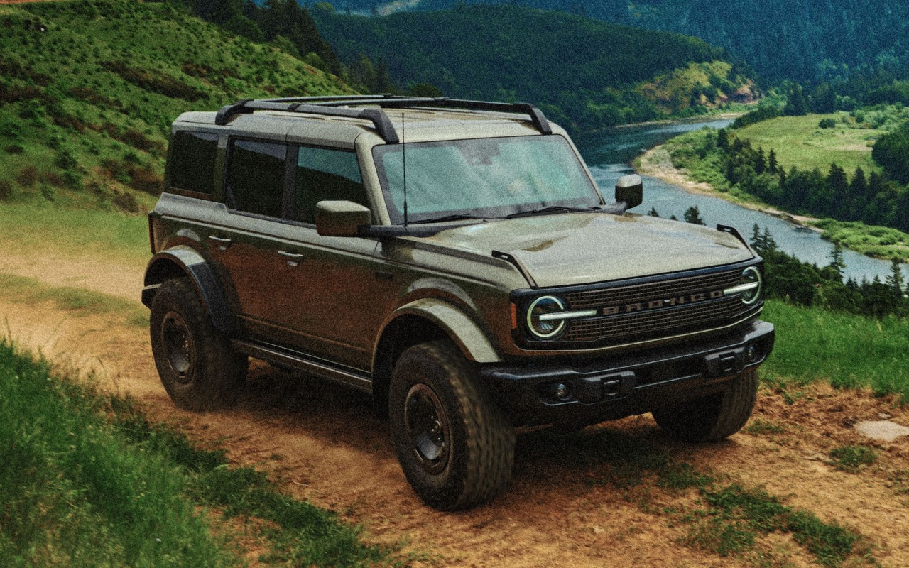 Ford Bronco Filson verde visto de três quartos dianteiro em uma estrada de terra