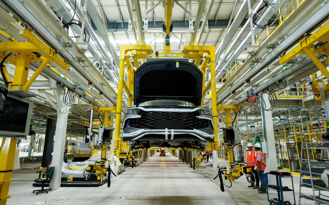 Veículo BYD suspenso na linha de montagem da fábrica de Camaçari, na Bahia