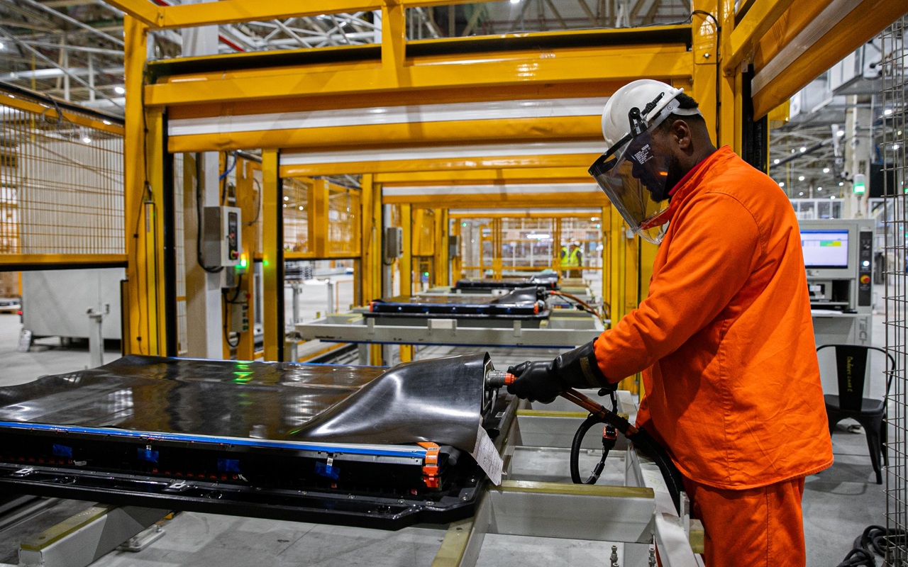 Trabalhador manuseia componente na fábrica da BYD em Camaçari