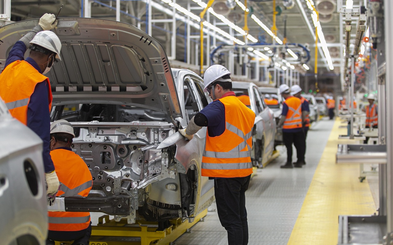 Equipe trabalha em carroceria na linha industrial da BYD em Camaçari