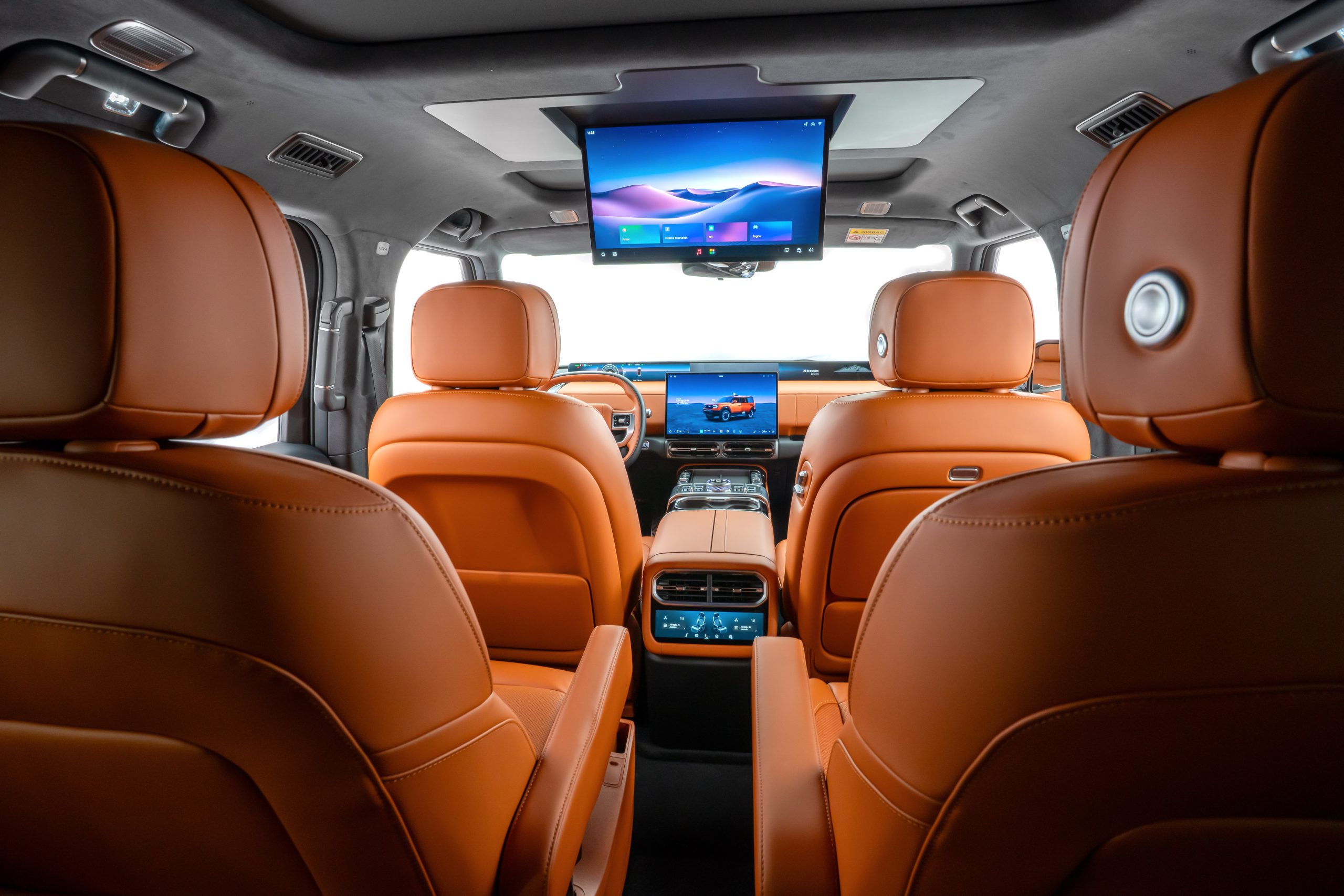 Cabine do Jetour G700 de seis lugares com tela retrátil no teto