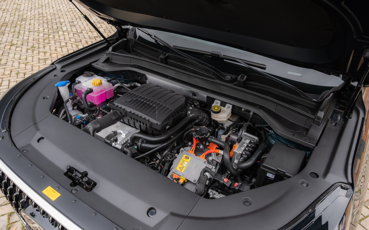 Cofre do motor do CAOA Chery Tiggo 9 com o capô aberto