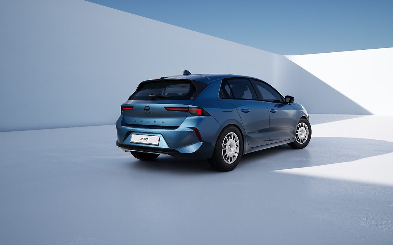 Opel Astra Start azul visto de três quartos pela traseira em ambiente claro.