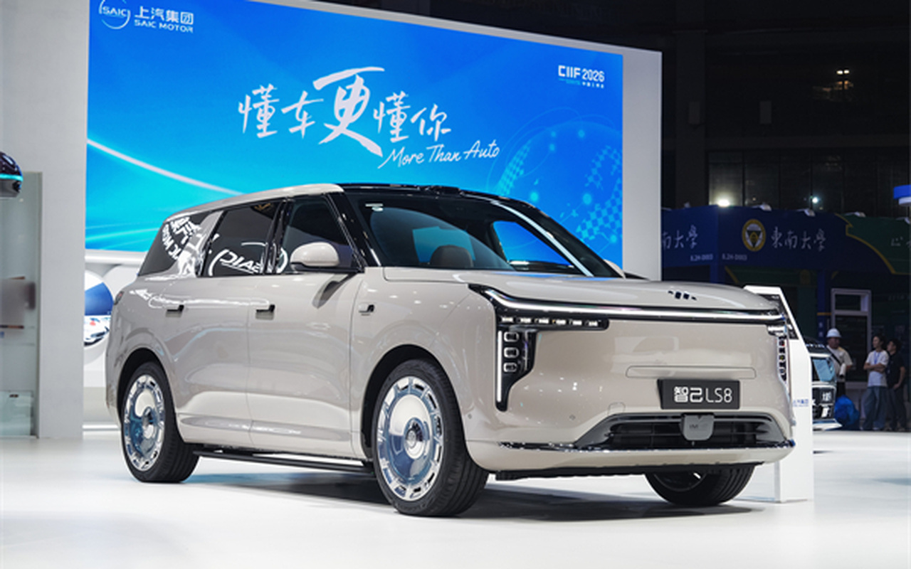 SUV IM LS8 claro exposto no estande da SAIC na feira industrial de Xangai.