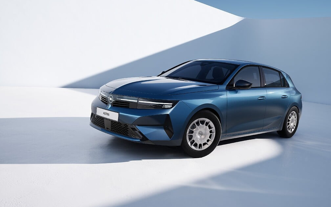 Opel Astra Start azul em vista dianteira de três quartos.