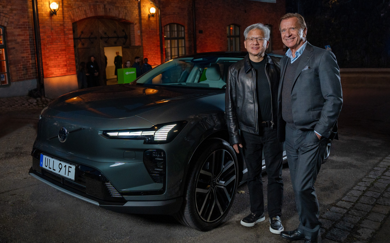 Jensen Huang e Håkan Samuelsson ao lado de um Volvo