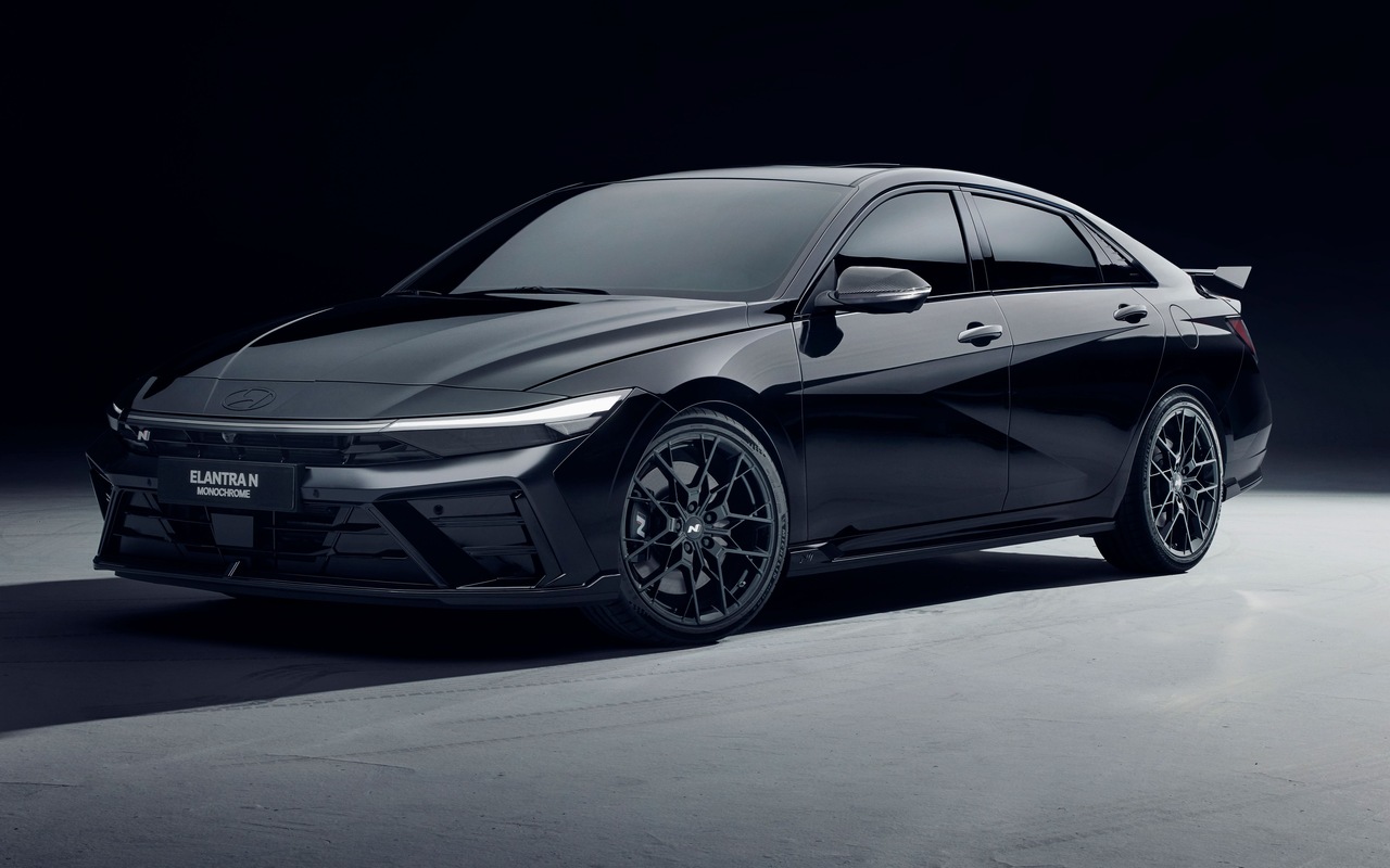 Hyundai Elantra N Monochrome preto visto de frente e de lado