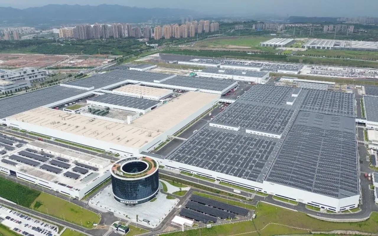 Vista aérea do complexo industrial da Seres, com galpões e painéis solares