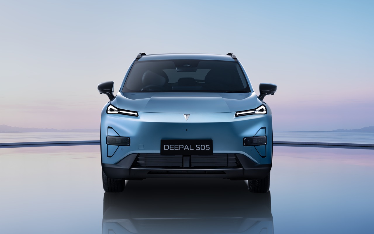 Changan Deepal S05 Ultra PHEV azul visto de frente