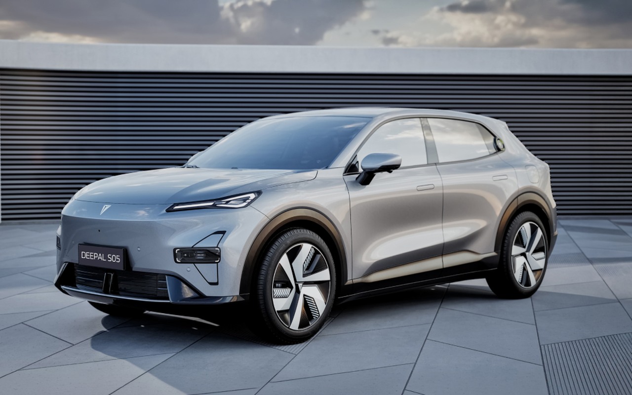 Changan Deepal S05 Ultra PHEV prata em vista dianteira de três quartos