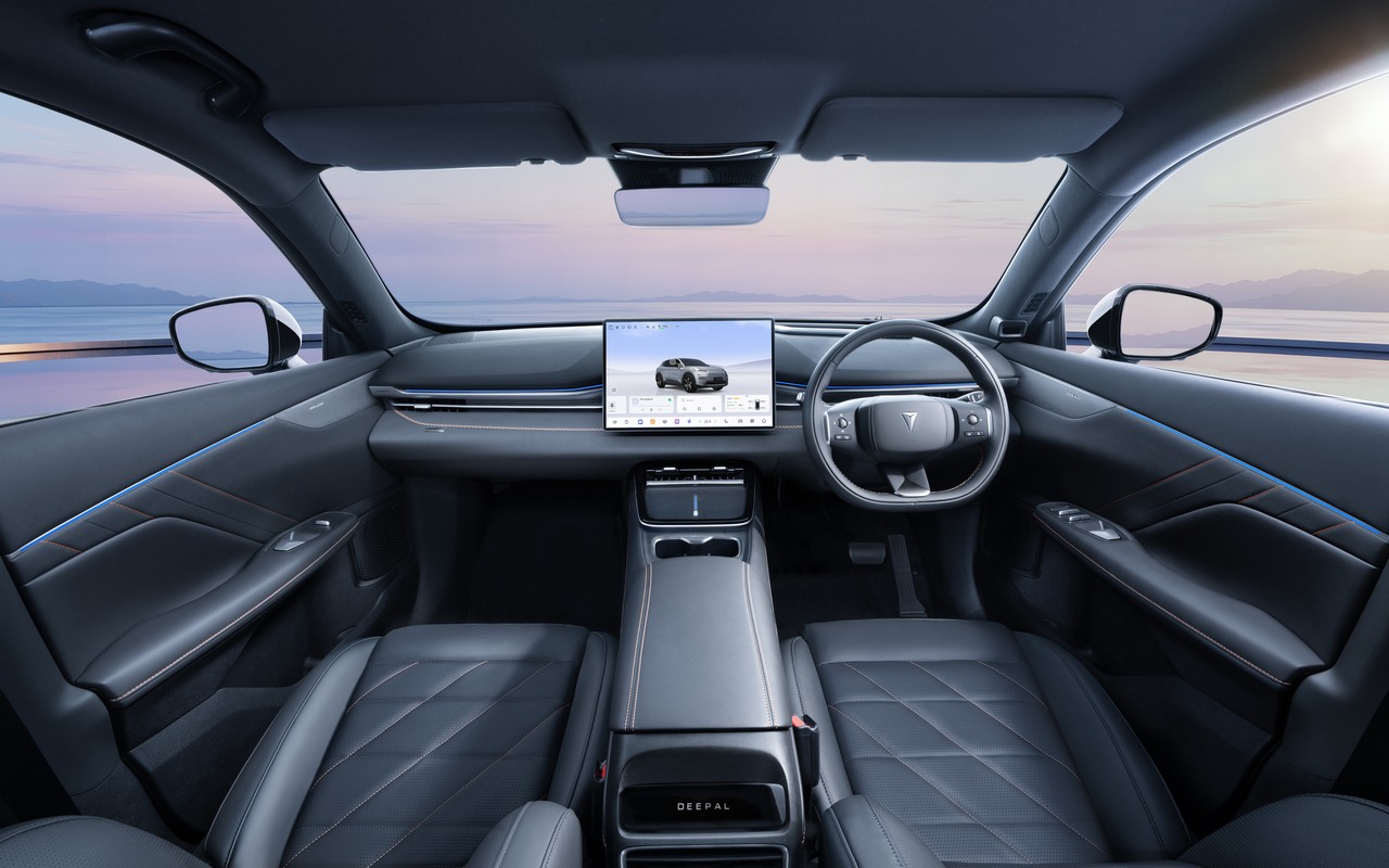 Painel e bancos dianteiros do Changan Deepal S05 Ultra PHEV britânico