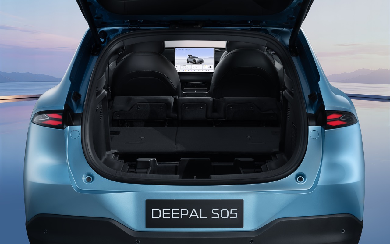 Vista traseira do Changan Deepal S05 Ultra PHEV azul com o porta-malas aberto