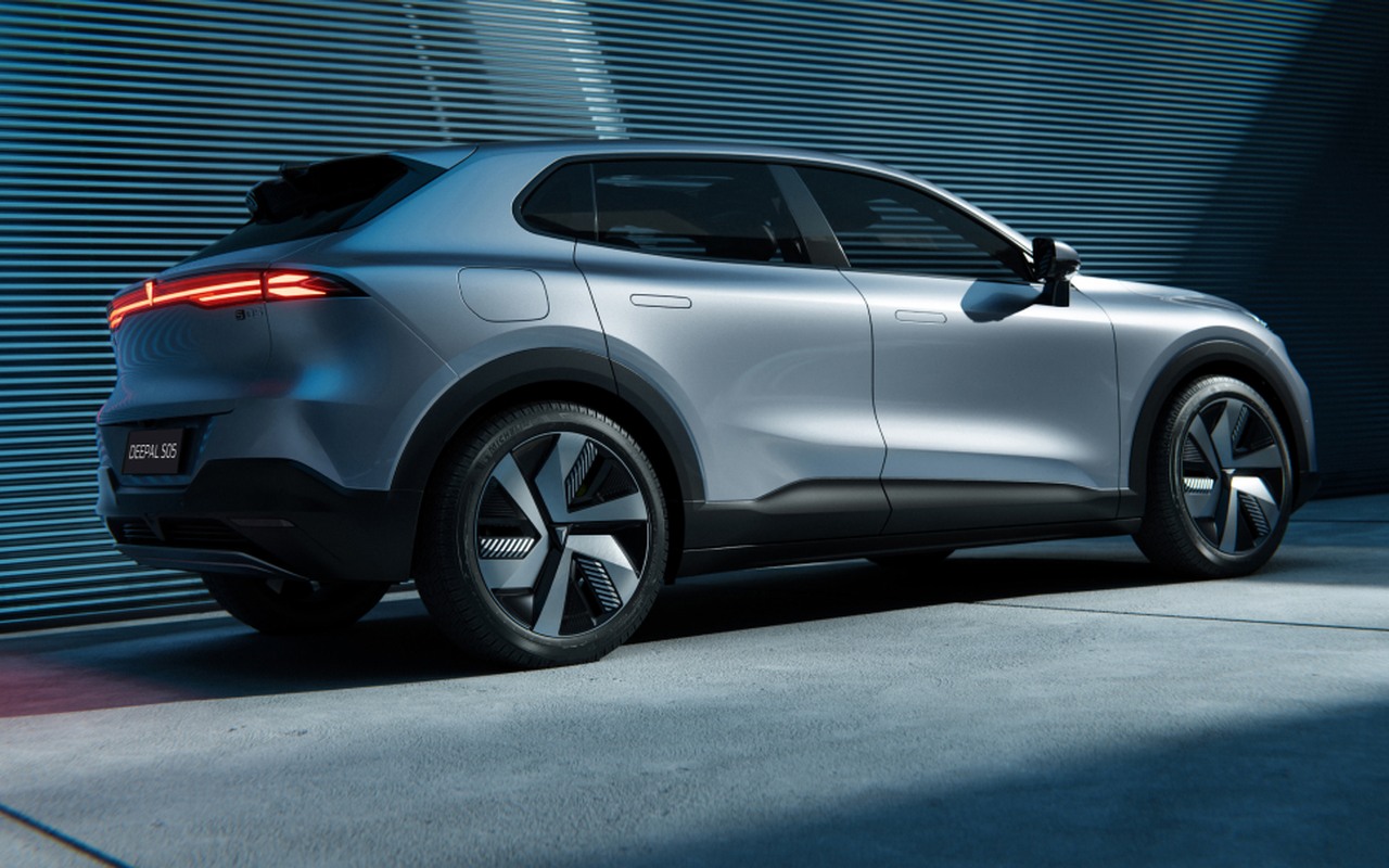 Changan Deepal S05 Ultra PHEV prata visto de traseira em três quartos