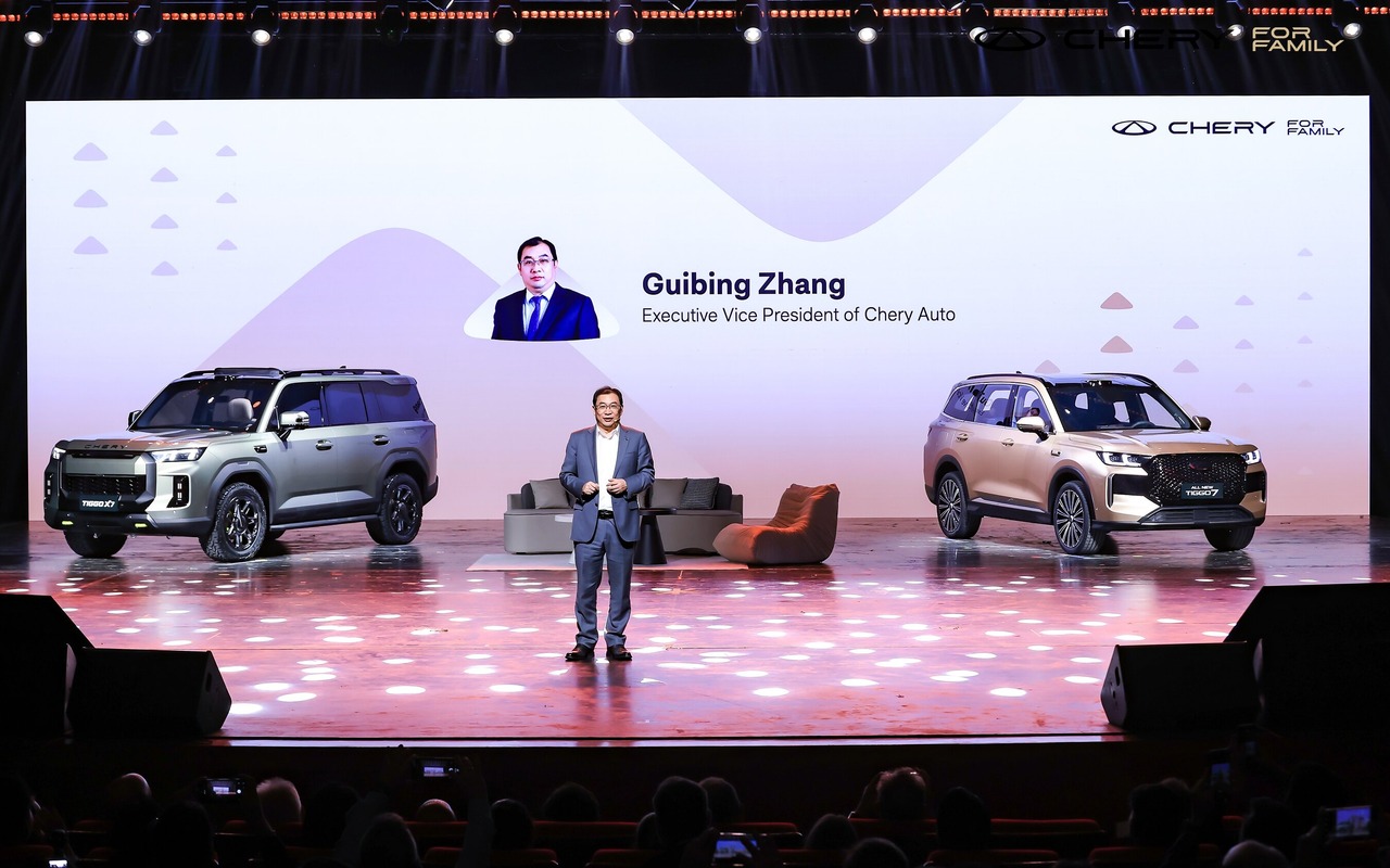 Tiggo X7 à esquerda e novo Tiggo 7 à direita no palco da Chery em Wuhu