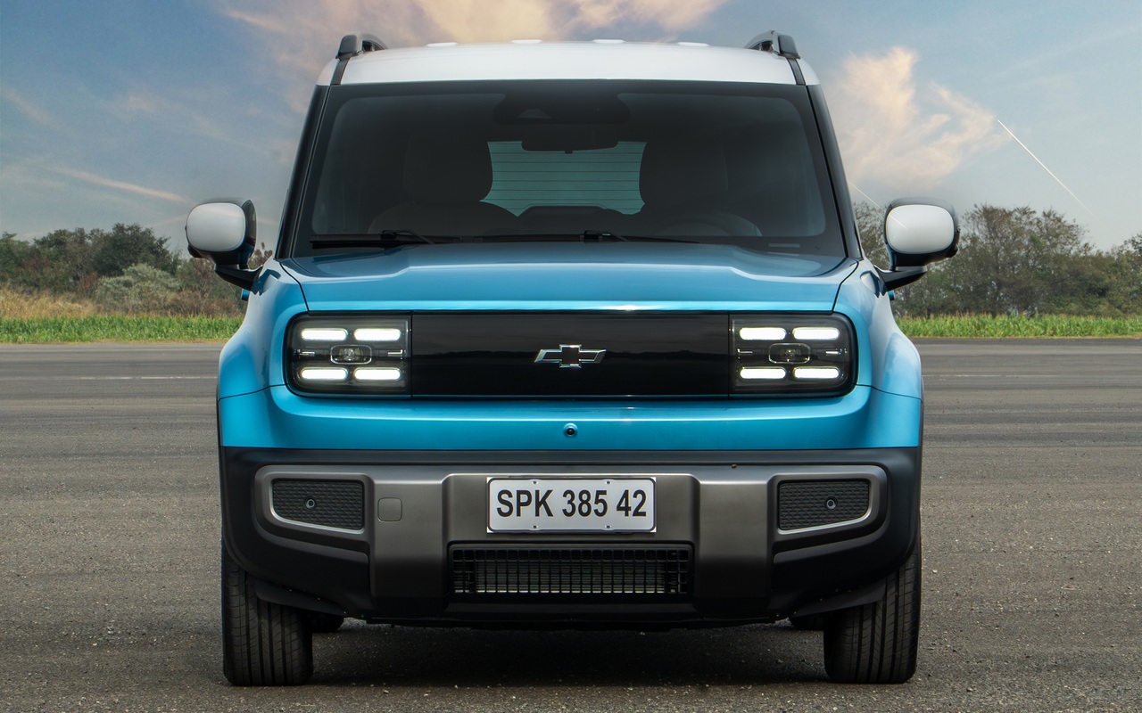 Chevrolet Spark EUV azul com teto branco visto de frente
