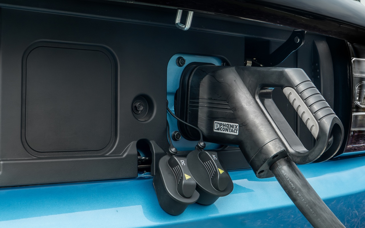 Conector de recarga ligado à tomada frontal do Chevrolet Spark EUV
