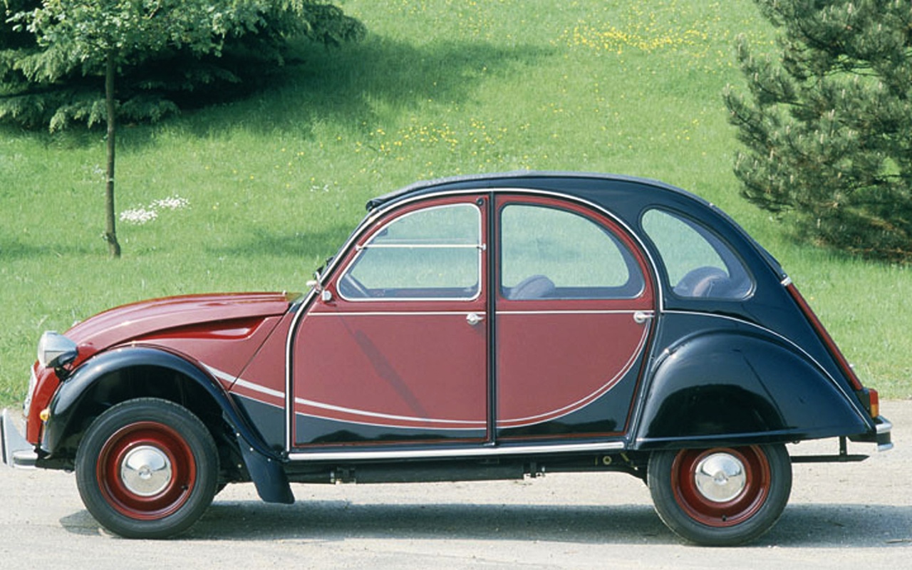Citroën 2CV Charleston clássico visto de perfil, com pintura em dois tons