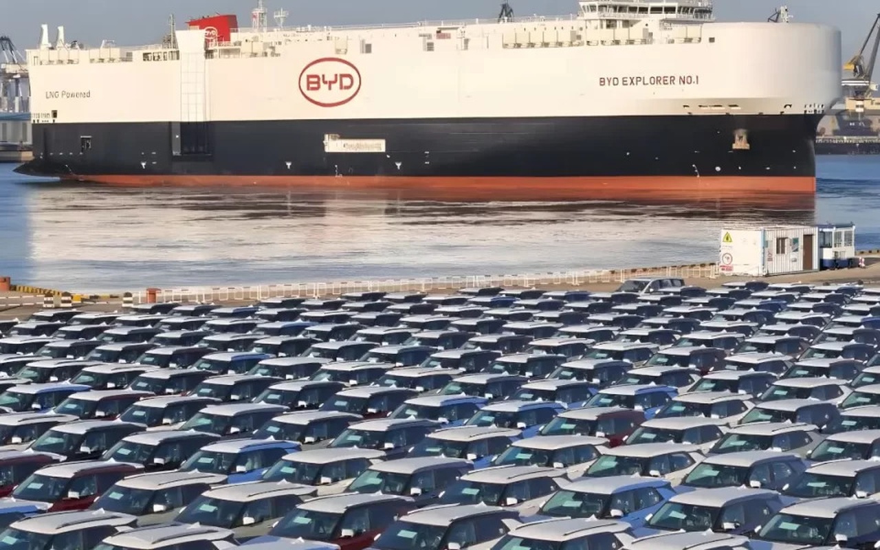 Navio BYD Explorer No.1 ao fundo de um pátio de automóveis