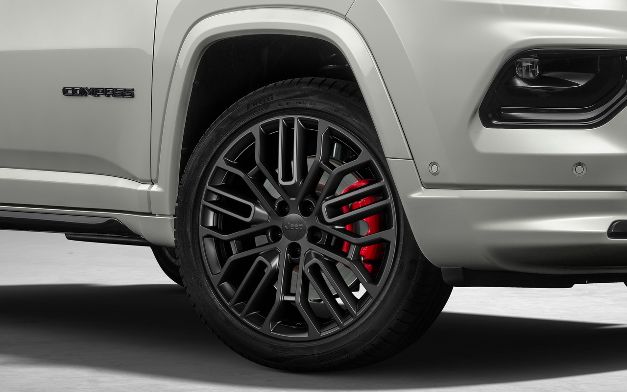 Roda e pinça de freio vermelha do Jeep Compass Blackhawk 2027