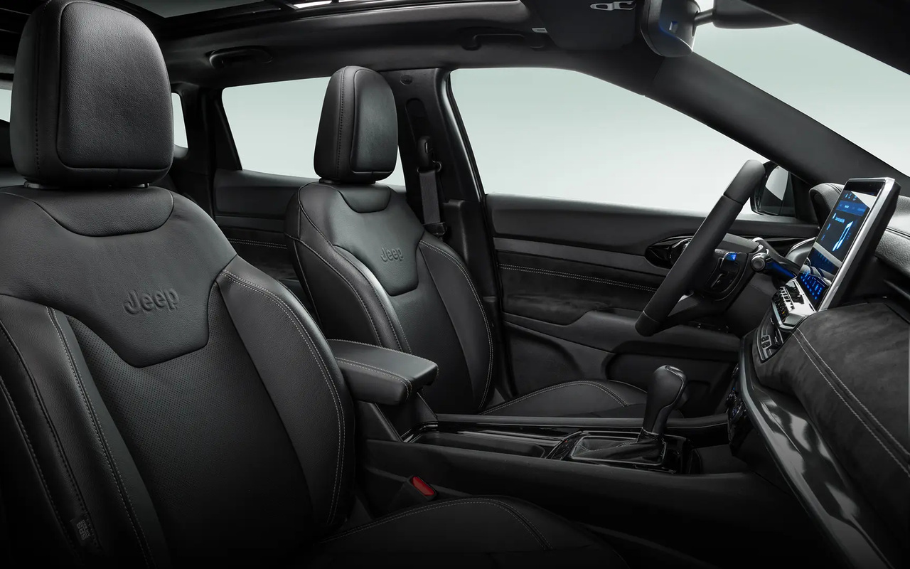 Bancos dianteiros, painel e portas do Jeep Compass em foto oficial da linha 2027