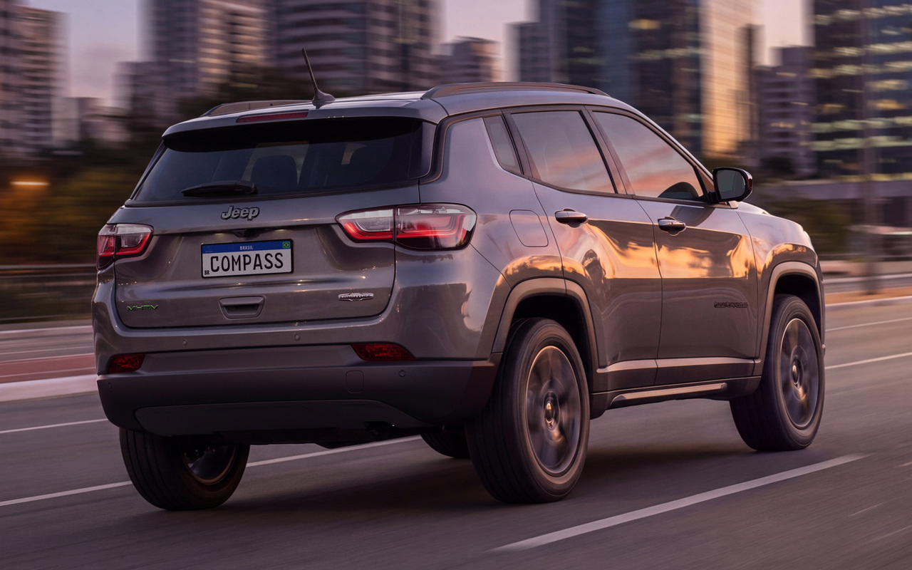 Traseira do Jeep Compass Longitude Night Eagle 2027 com emblema MHEV