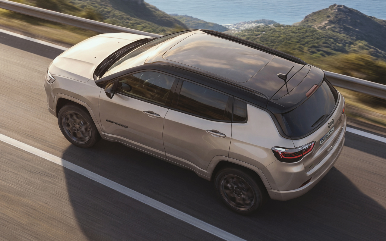 Jeep Compass Série S 2027 visto de cima, com teto solar panorâmico