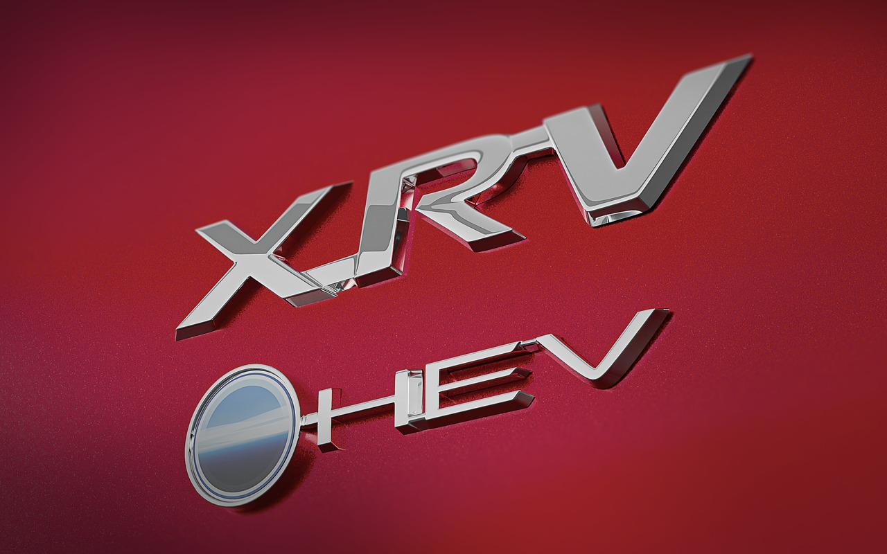 Emblemas XRV e HEV sobre a carroceria vermelha do Corolla Cross
