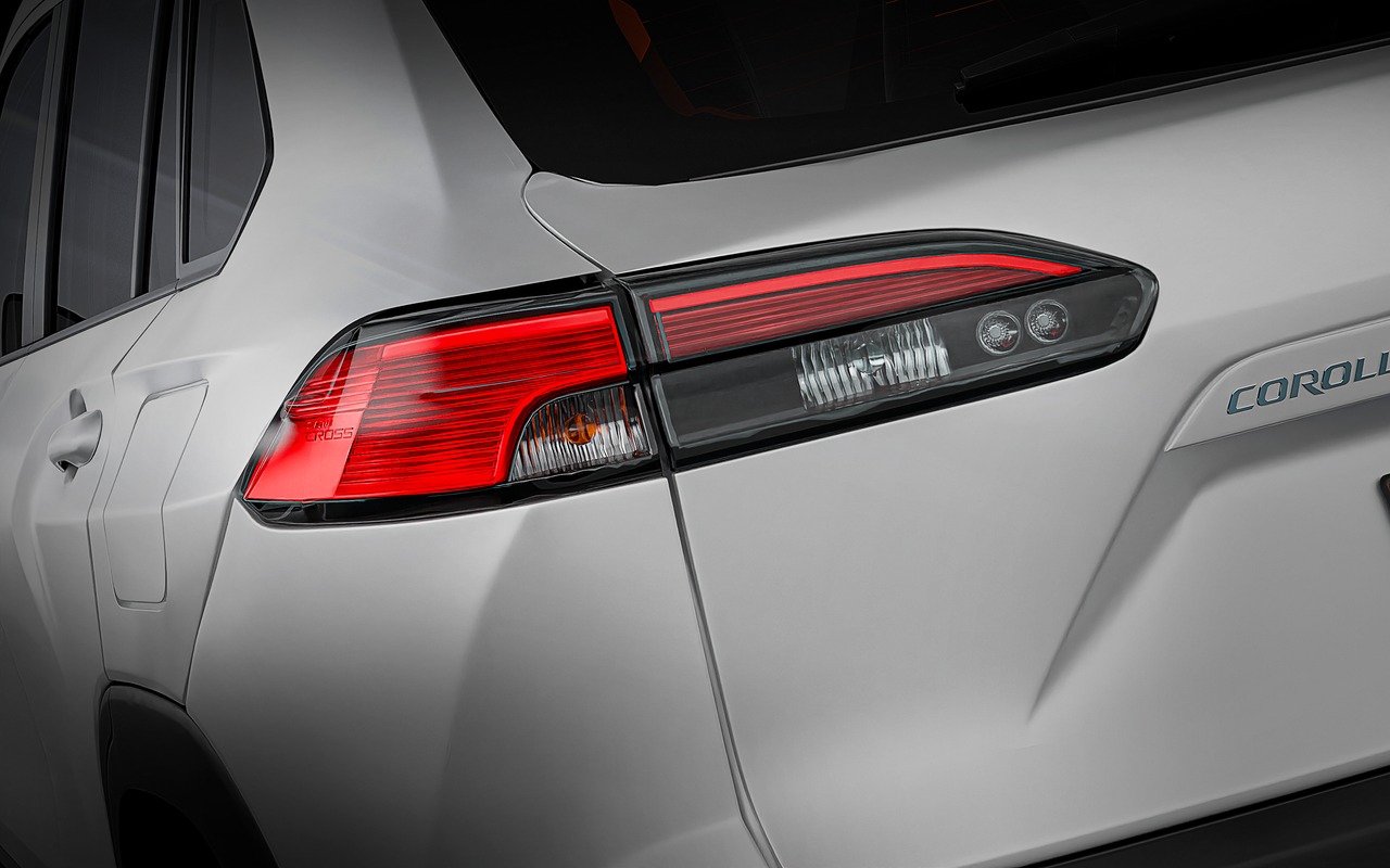 Detalhe da lanterna traseira do Toyota Corolla Cross XRV Hybrid branco