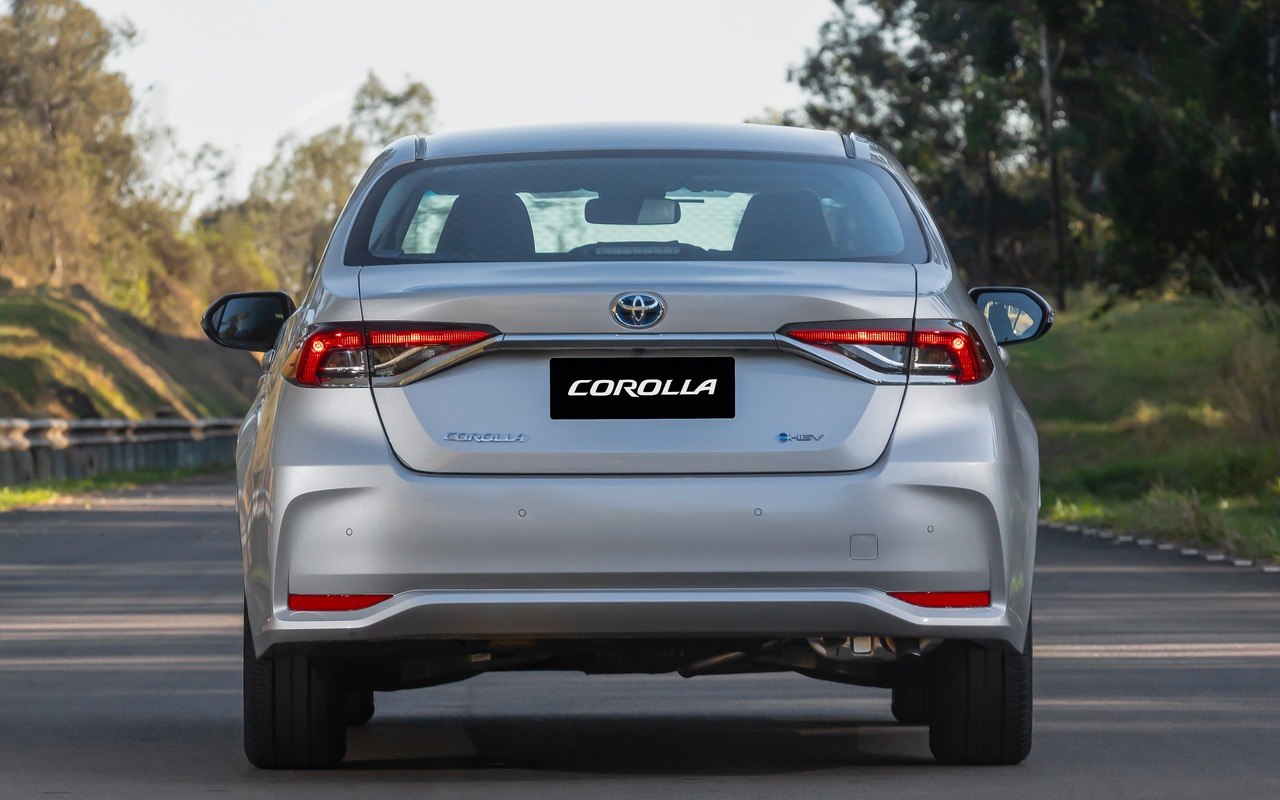 Toyota Corolla GLi Hybrid branco visto de trás