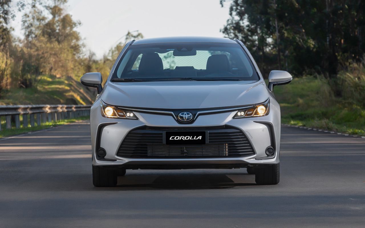 Toyota Corolla GLi Hybrid branco visto de frente com grade e faróis em destaque