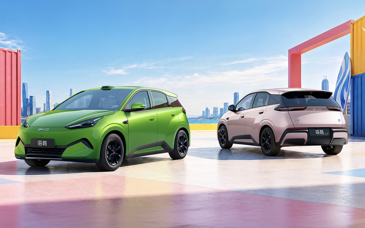 Novo BYD Dolphin Mini verde em três-quartos dianteiro e rosa em três-quartos traseiro na imagem oficial chinesa