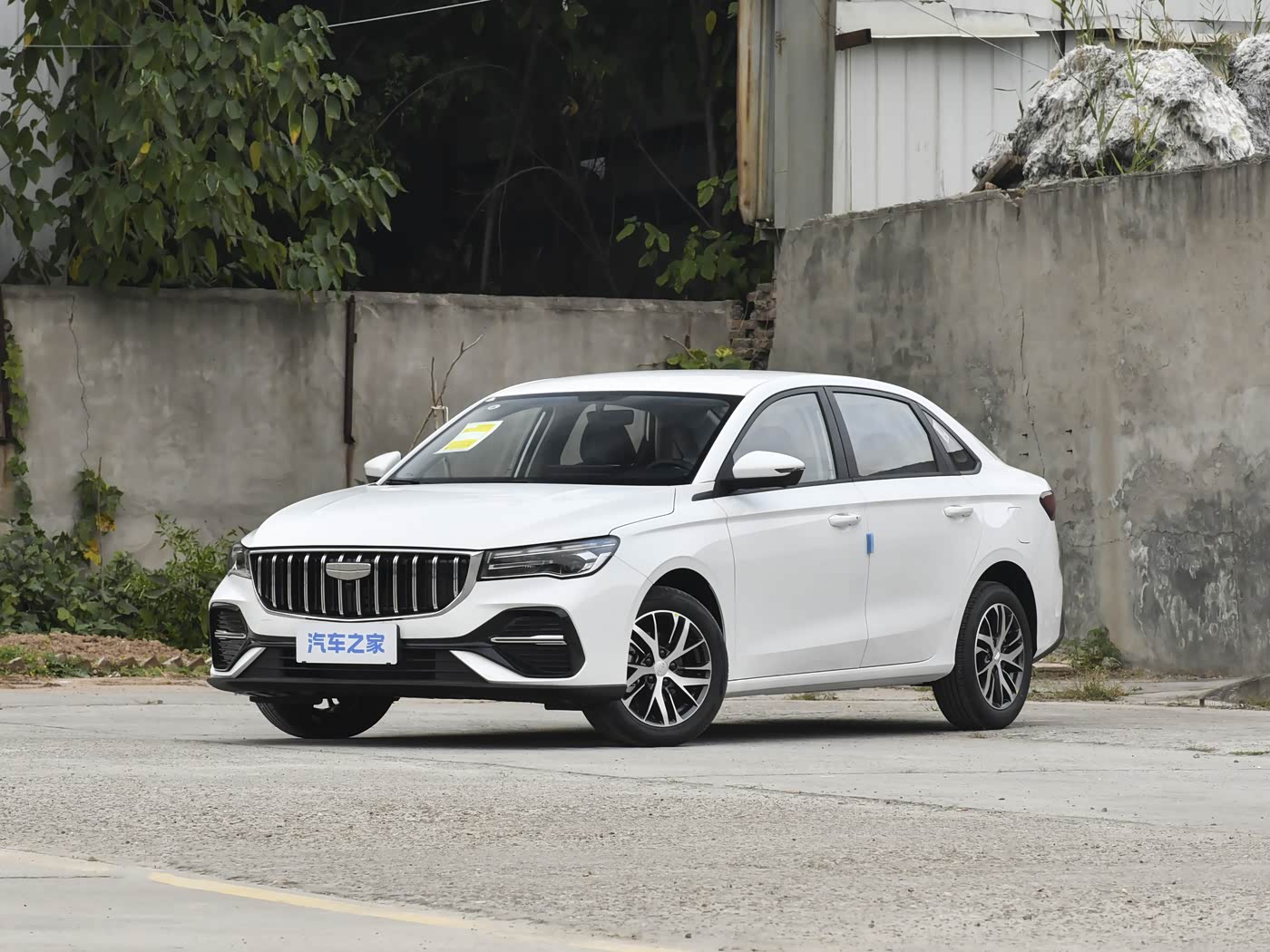 Geely Emgrand branco visto de três quartos dianteiros