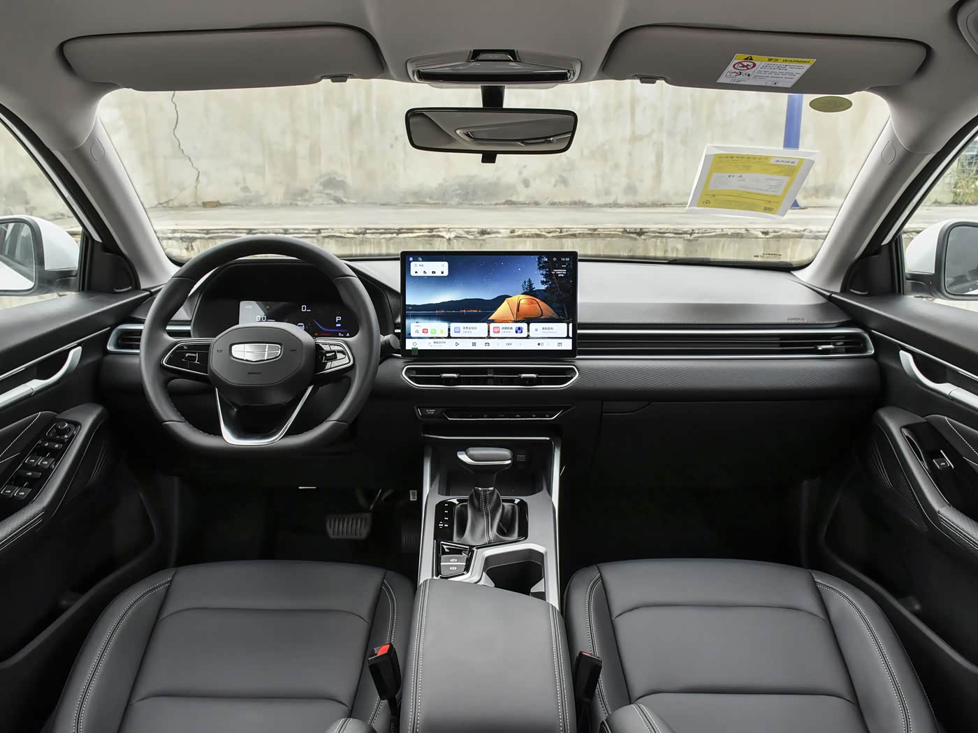 Painel do Geely Emgrand com volante, console e central multimídia flutuante
