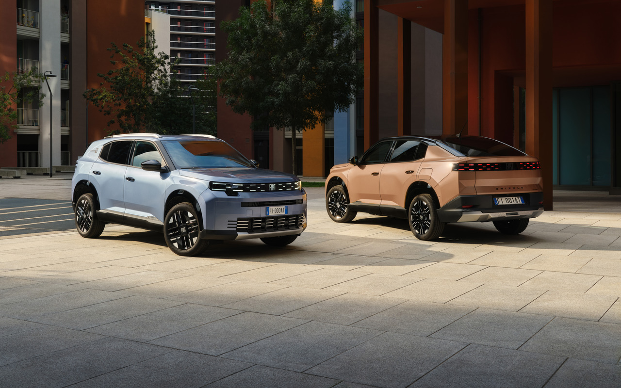 Fiat Grizzly azul-claro e Grizzly Fastback em tom cobre estacionados lado a lado em cenário urbano