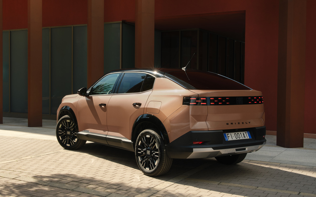 Fiat Grizzly Fastback em tom cobre visto de três quartos traseiro, com teto preto e lanternas horizontais