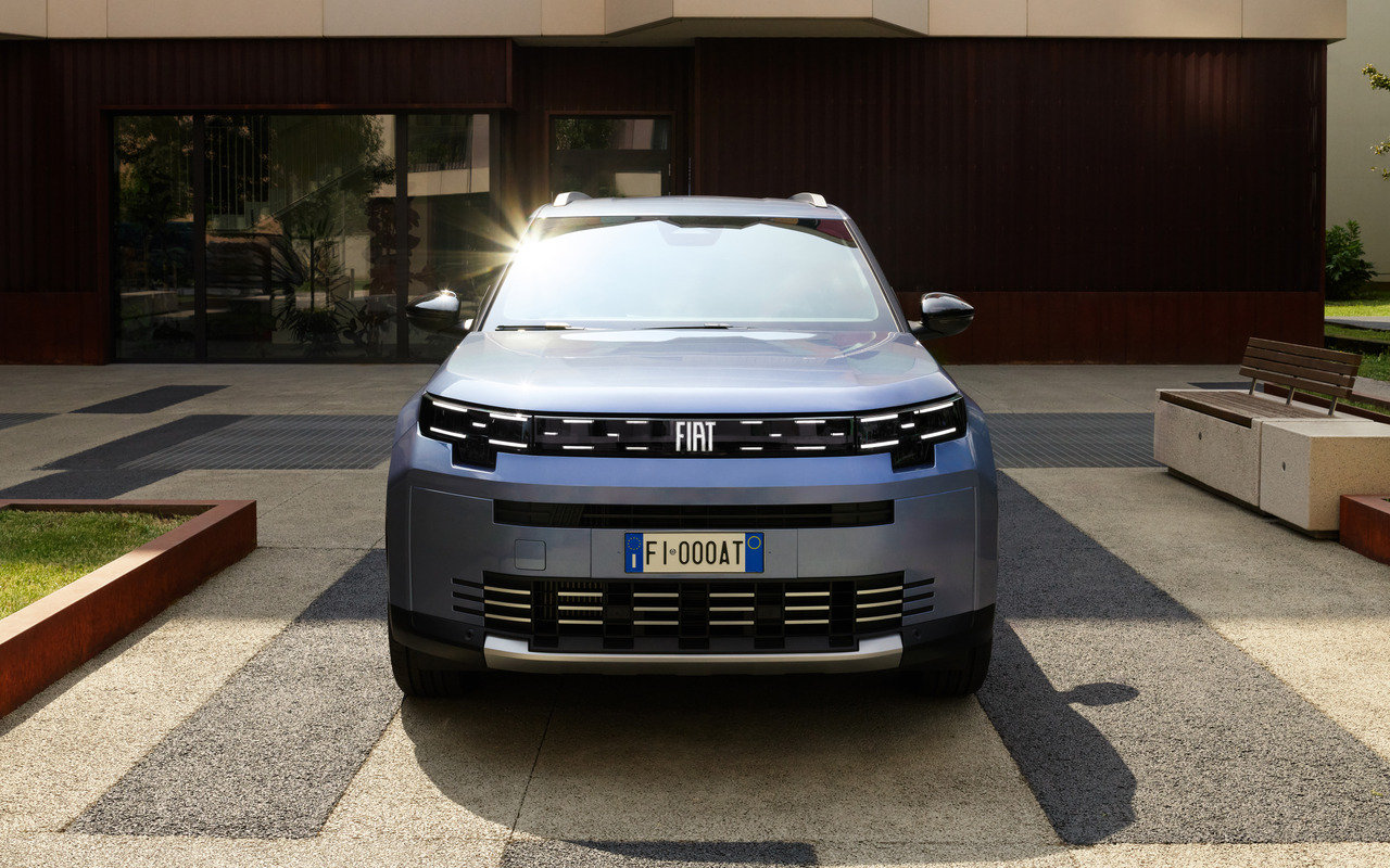 Fiat Grizzly azul-claro visto de frente, com faróis de LED e emblema Fiat central