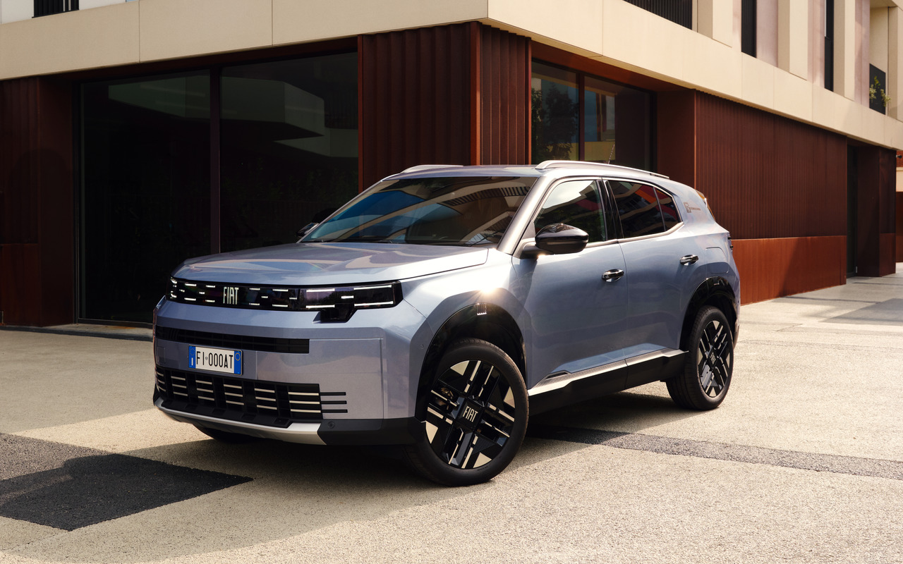 Fiat Grizzly azul-claro visto de três quartos dianteiro em cenário urbano