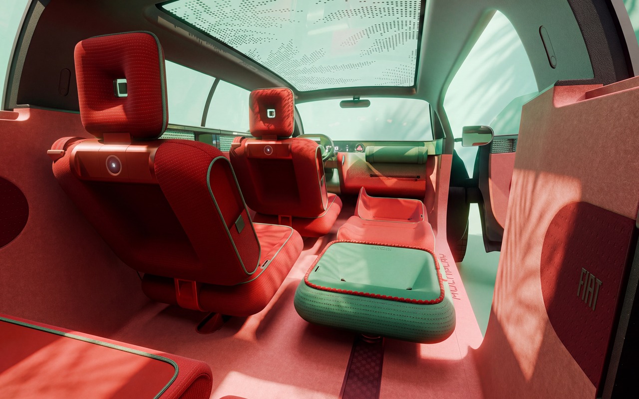 Cabine do Fiat Multiplay vista por trás, com bancos vermelhos, módulo Petsenger verde e teto panorâmico