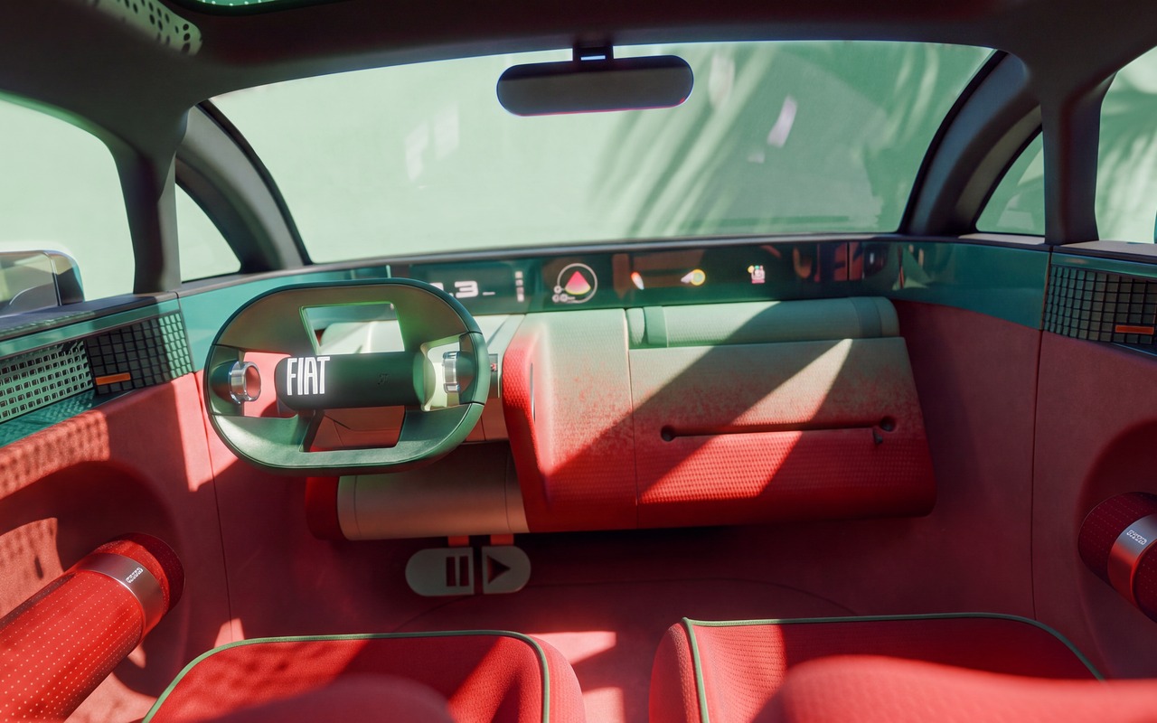 Painel do Fiat Multiplay com tela horizontal, volante verde e acabamento vermelho e turquesa