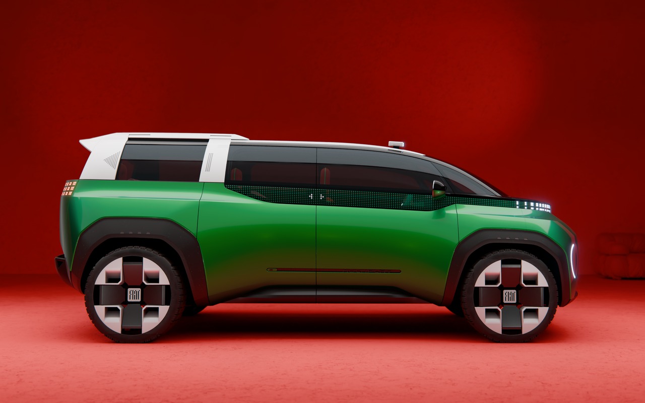 Vista lateral do Fiat Multiplay verde com carroceria fechada e módulo traseiro estendido