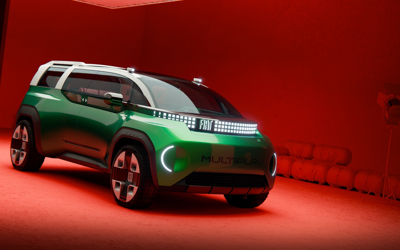 Fiat Multiplay verde em configuração familiar, visto de frente e de lado