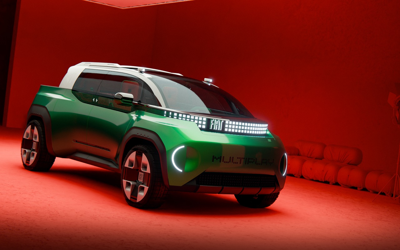 Fiat Multiplay verde visto de frente e de lado em configuração de picape