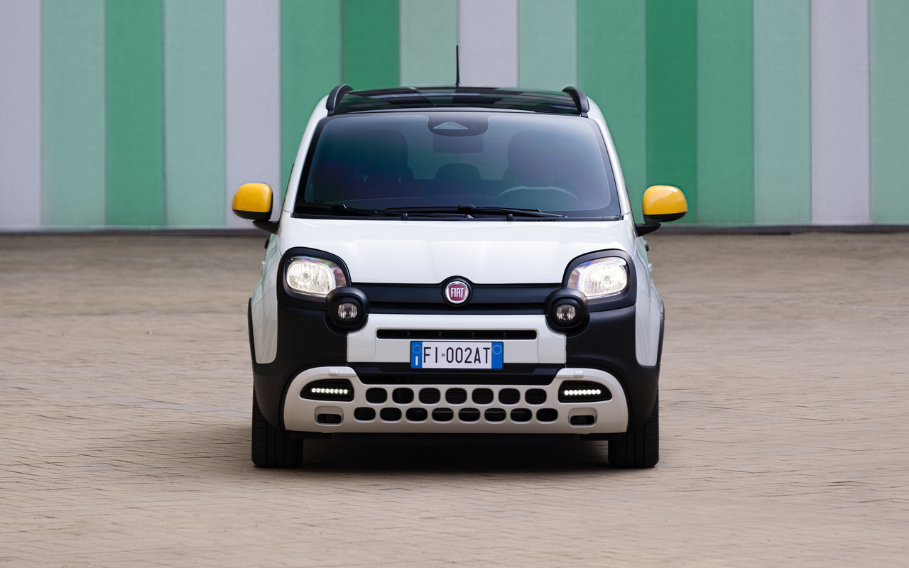 Fiat Pandina branco visto de frente, com retrovisores amarelos; modelo atual, não o futuro Koala