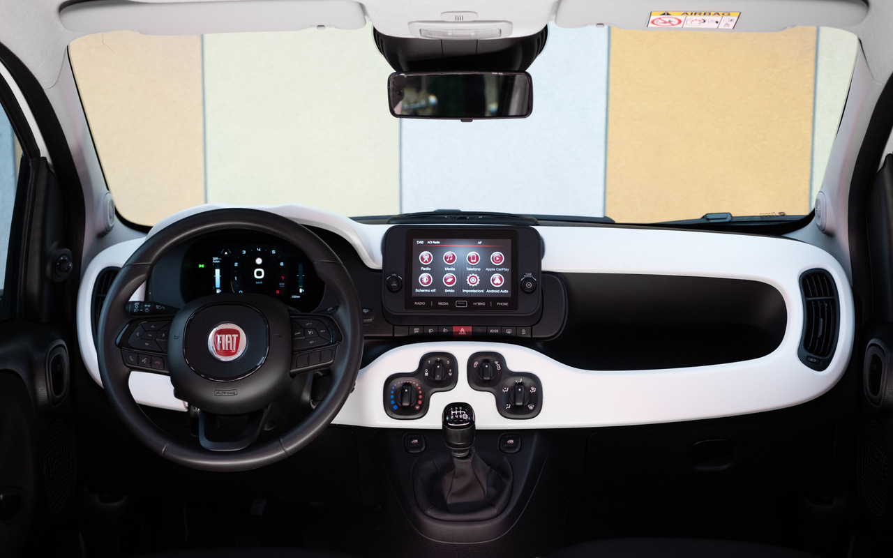 Interior do Fiat Pandina, com painel e bancos do modelo europeu a combustão