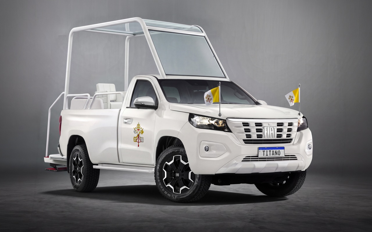 Fiat Titano branca adaptada como papamóvel, com laterais abertas e cobertura transparente