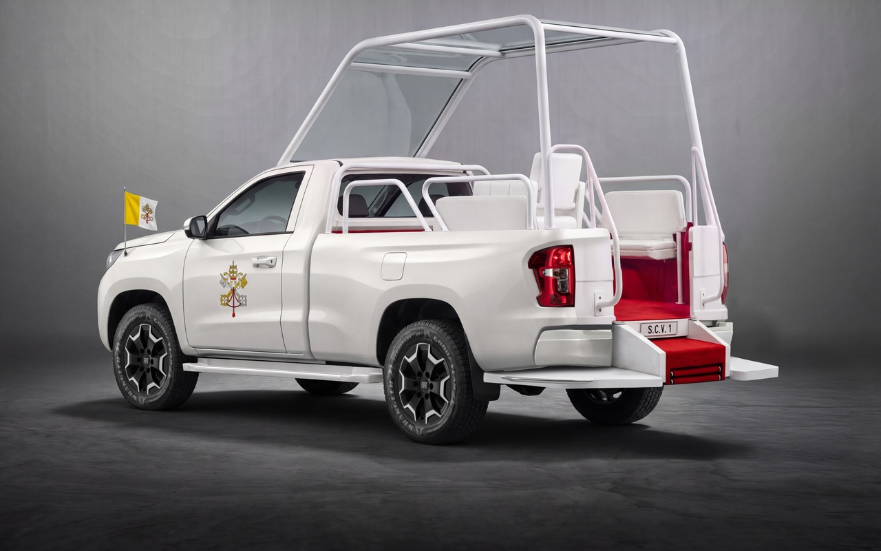 Fiat Titano papamóvel branca vista de traseira, com plataforma, assentos e escada